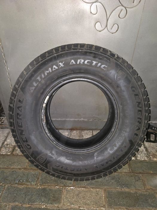 Зимняя шипованная покрышка LT 265/75R16 в отличном состоянии