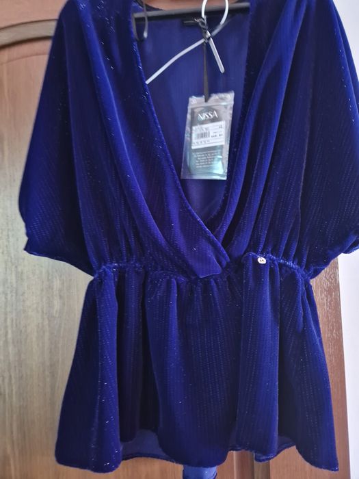 Top cu aplicatii stralucitoare si decolteu in V