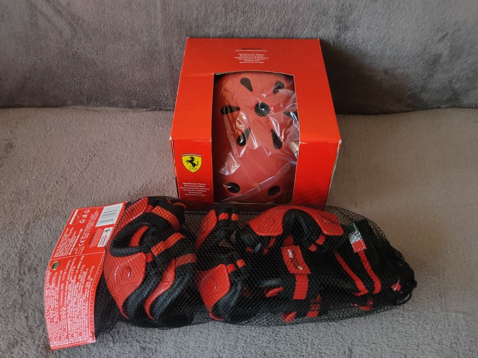 Детска каска и протектори Ferrari