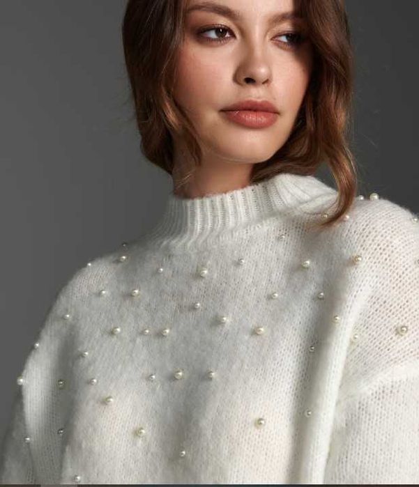 NOU! Pulover alb cu aplicatii perle, moale si confortabil