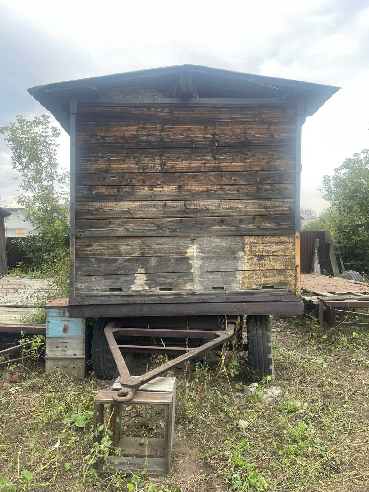 Вагончик на колесах. Использовался для летнего проживания в поле.