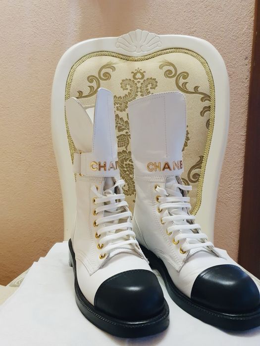 Ghete Chanel cu detalii aurii