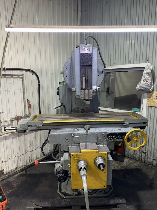 Станок вертикально-фрезерный 6р12