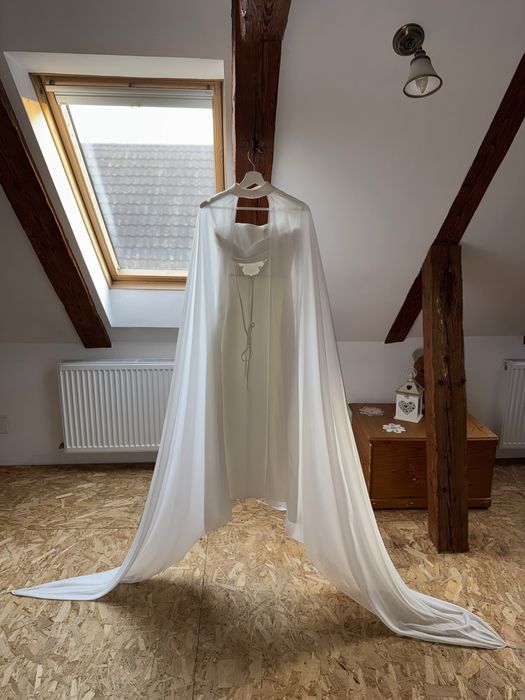 Rochie de civilă custom-made Conică accesorizată cu o Capă