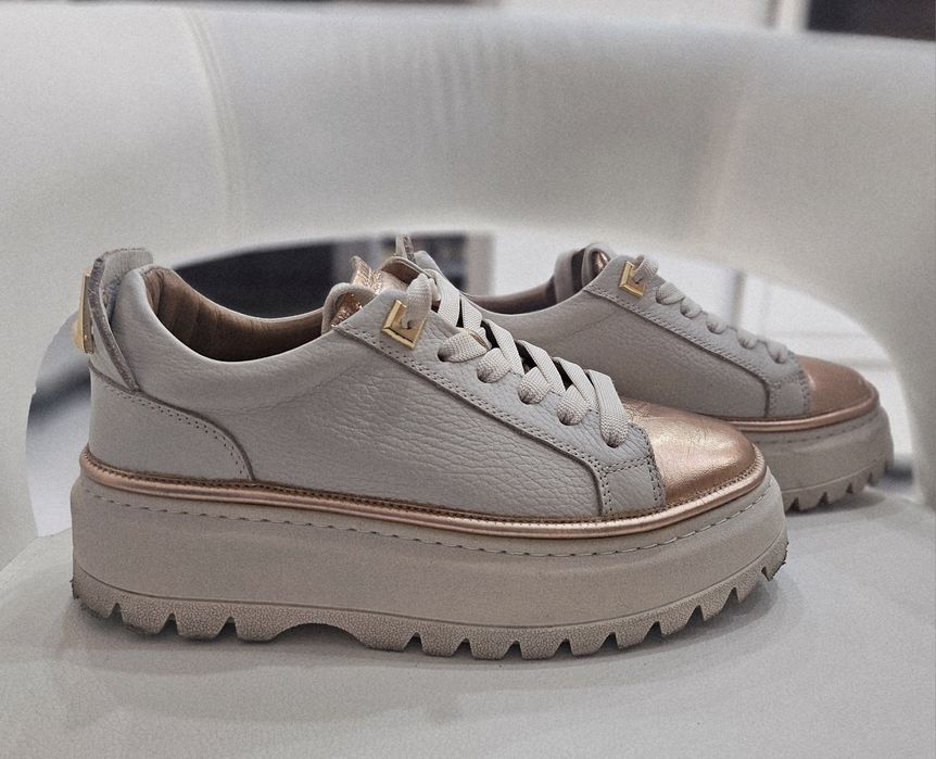 Сникърси, обувки