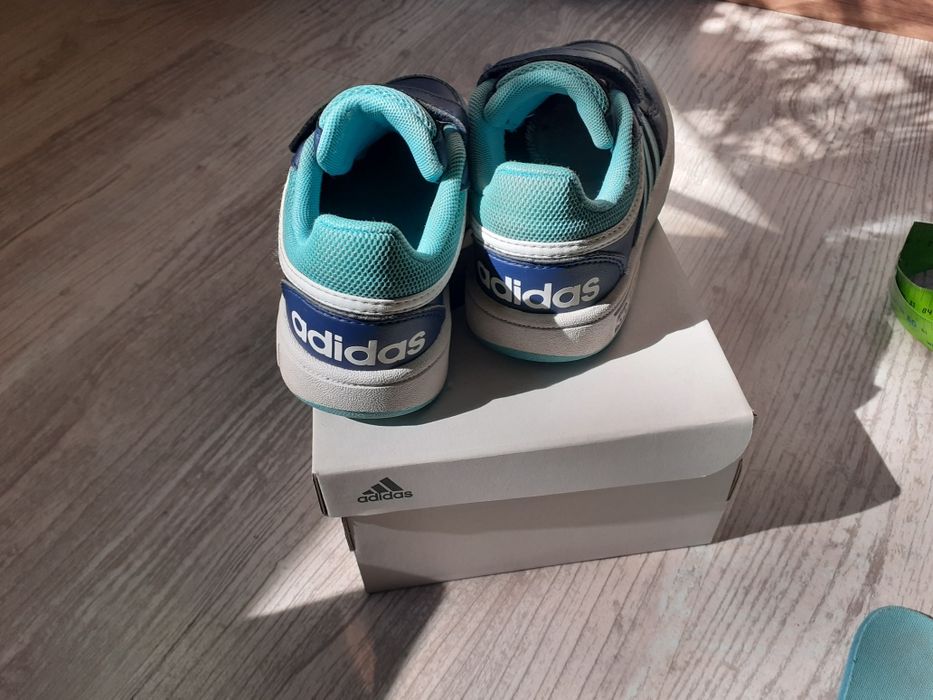 Продавам детски маратонки адидас  adidas номер 30