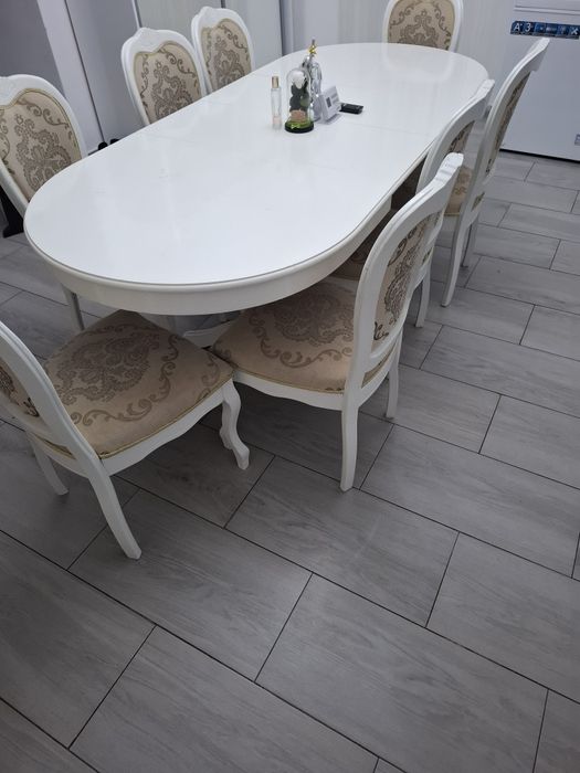 De vânzare 8 scaune tapițate