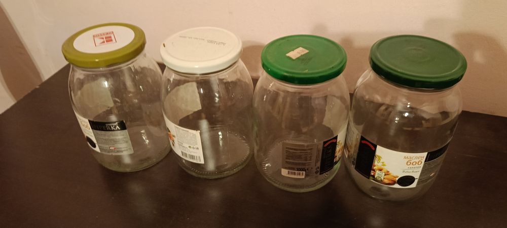 44 броя буркани с винт от който 1 е омния