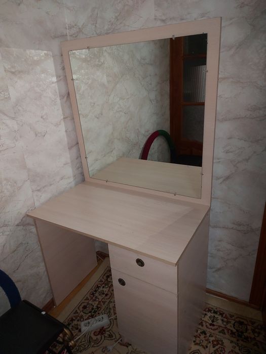 Продам туалетный столик