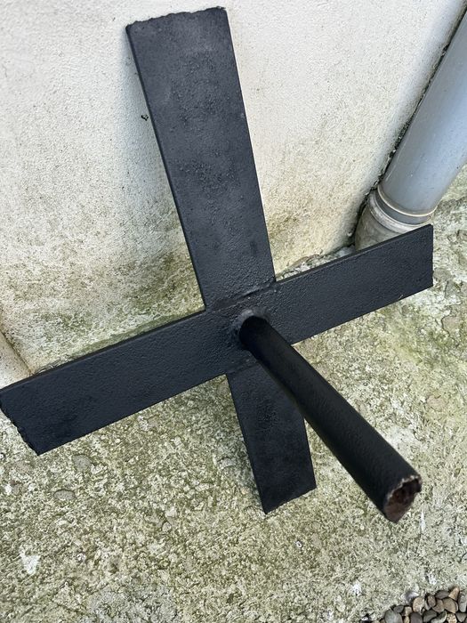 Suport Brad de Crăciun din Fier Masiv – Mare, Stabil, Realizat Manual