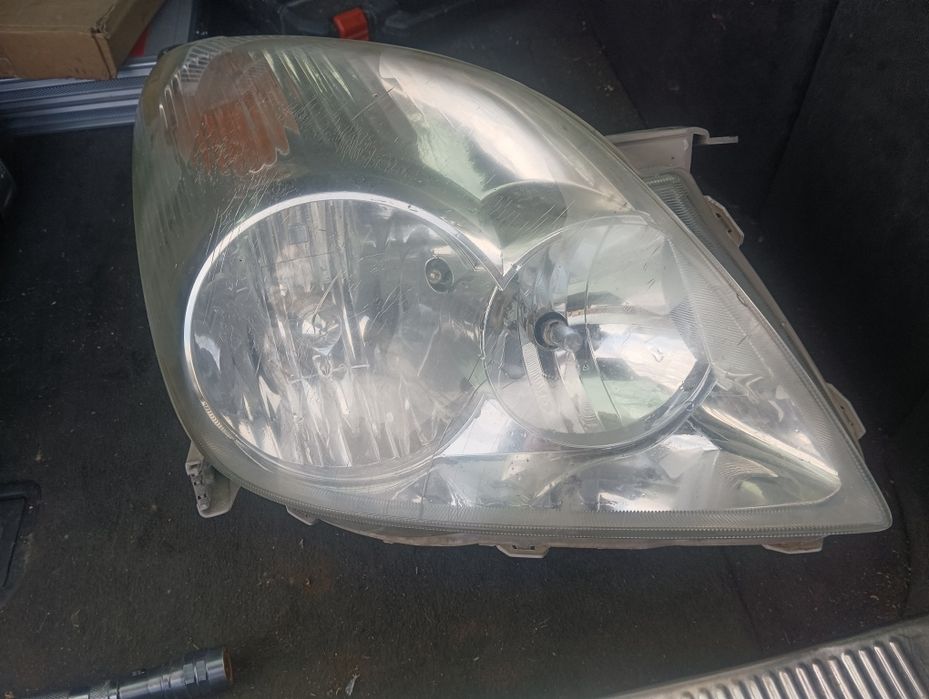 Десен фар за Toyota Corolla verso