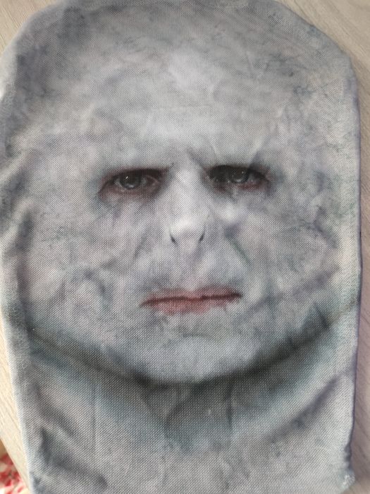 Продам маску Волан де Морта 2500 тенге.