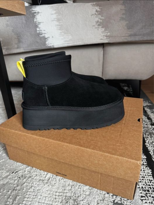 Ghete noi UGG cu eticheta