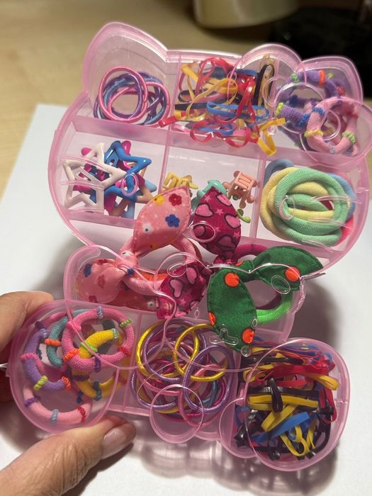 Cutie Hello Kitty cadou Craciun cu peste 400 elastice par colorate