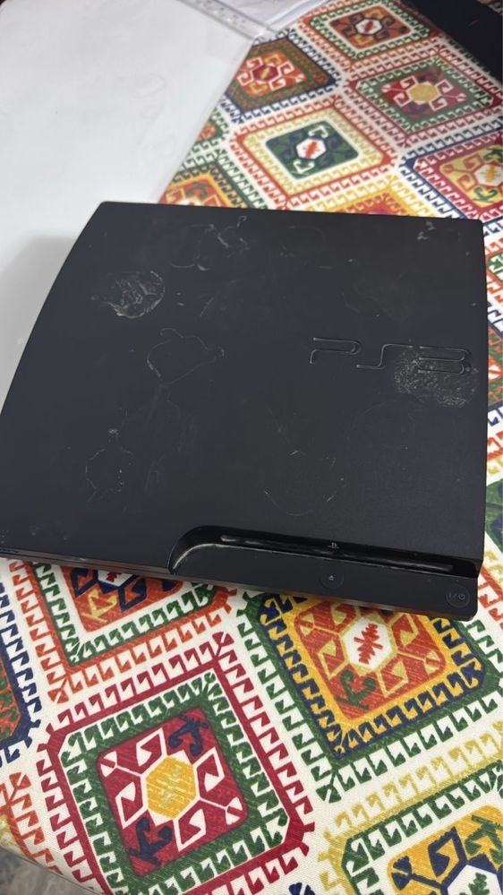 Плестейшн PS3 в отличном состоянии имеется два джостика .!!