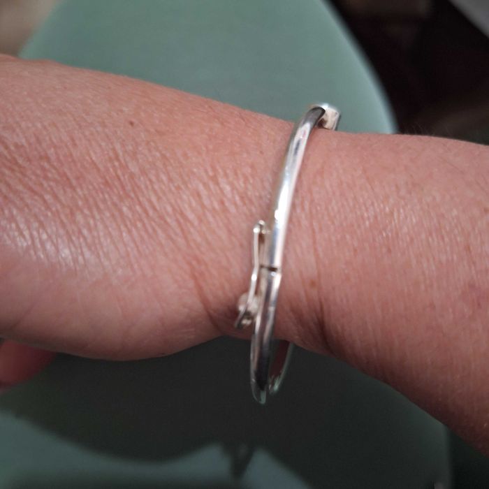 Сребърна твърда гривна с камък