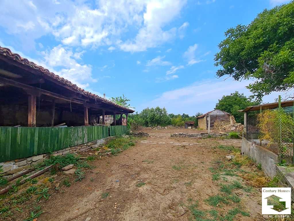 116190 Красива стара къща, с равен двор и кладенец, в с. Присово