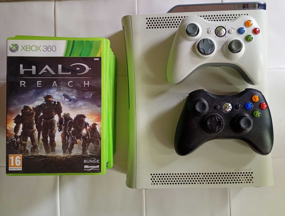 Xbox 360 + 2 безжични контролера + 11 игри