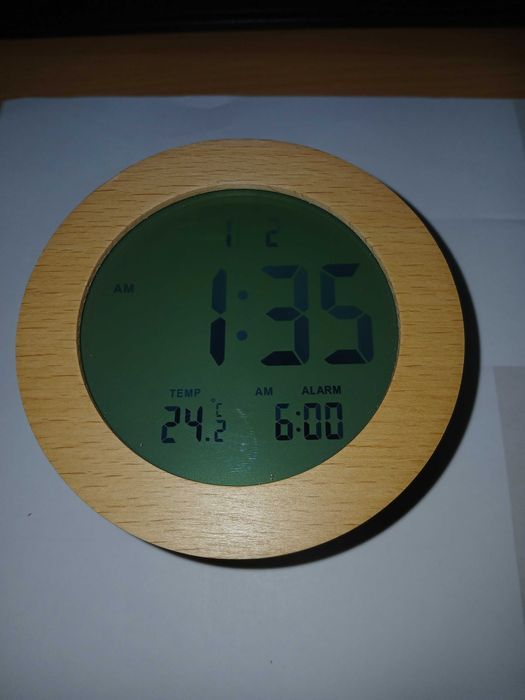 Ceas digital de masa, cu alarma, afisaj temperatura, lemn