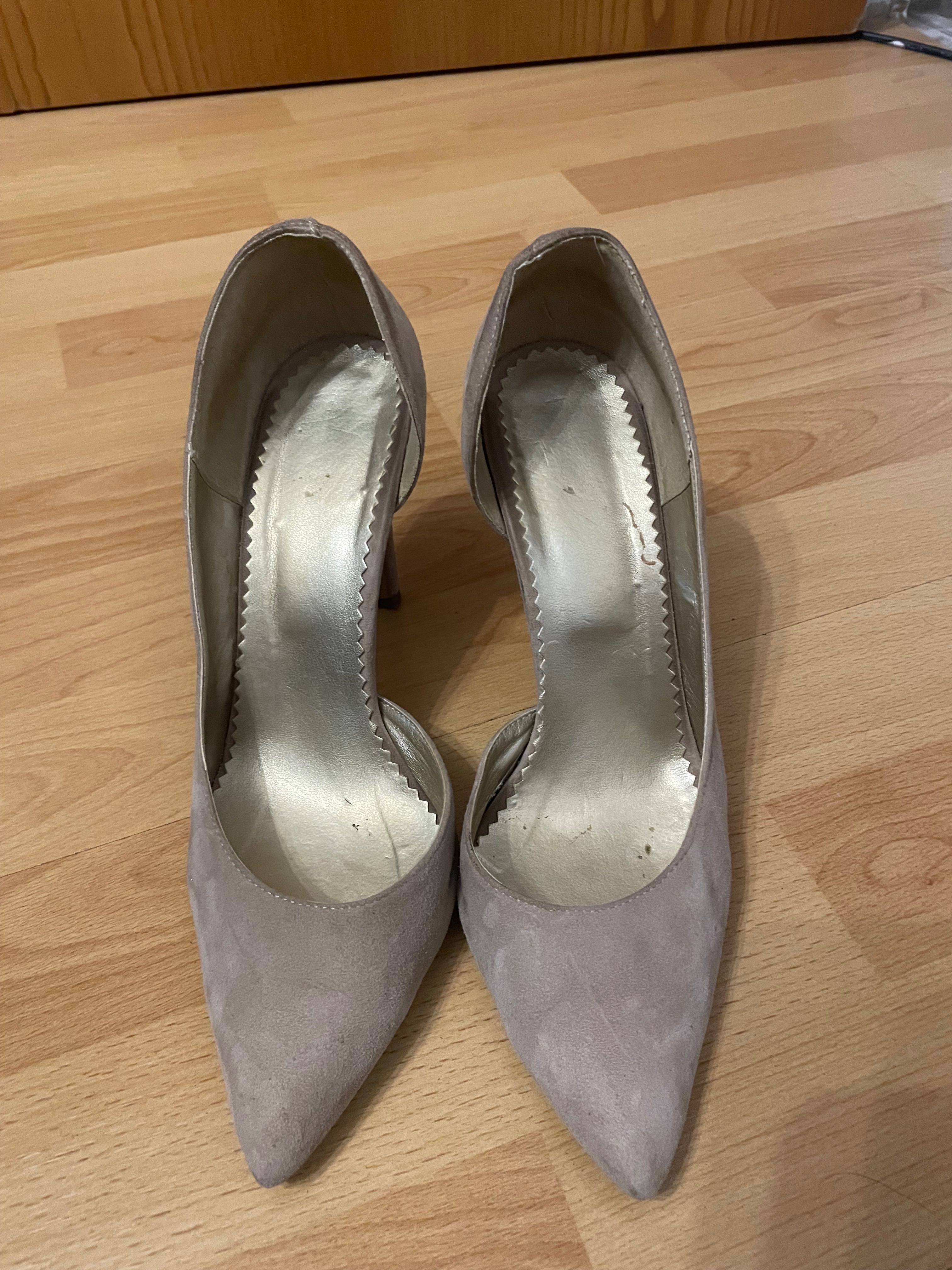 Pantofi nude de piele intoarsa