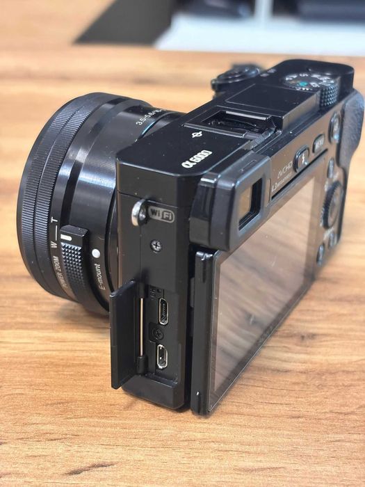 Sony A6000 с обектив 16–50mm + комплект аксесоари