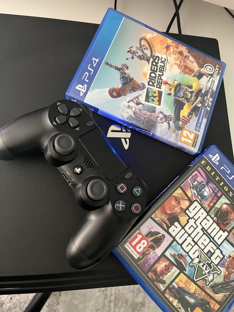Продавам плейстейшън 4про с игри