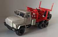 Macheta KrAZ 260L camion transport busteni - MCG / Nash Avtoprom 1/43
