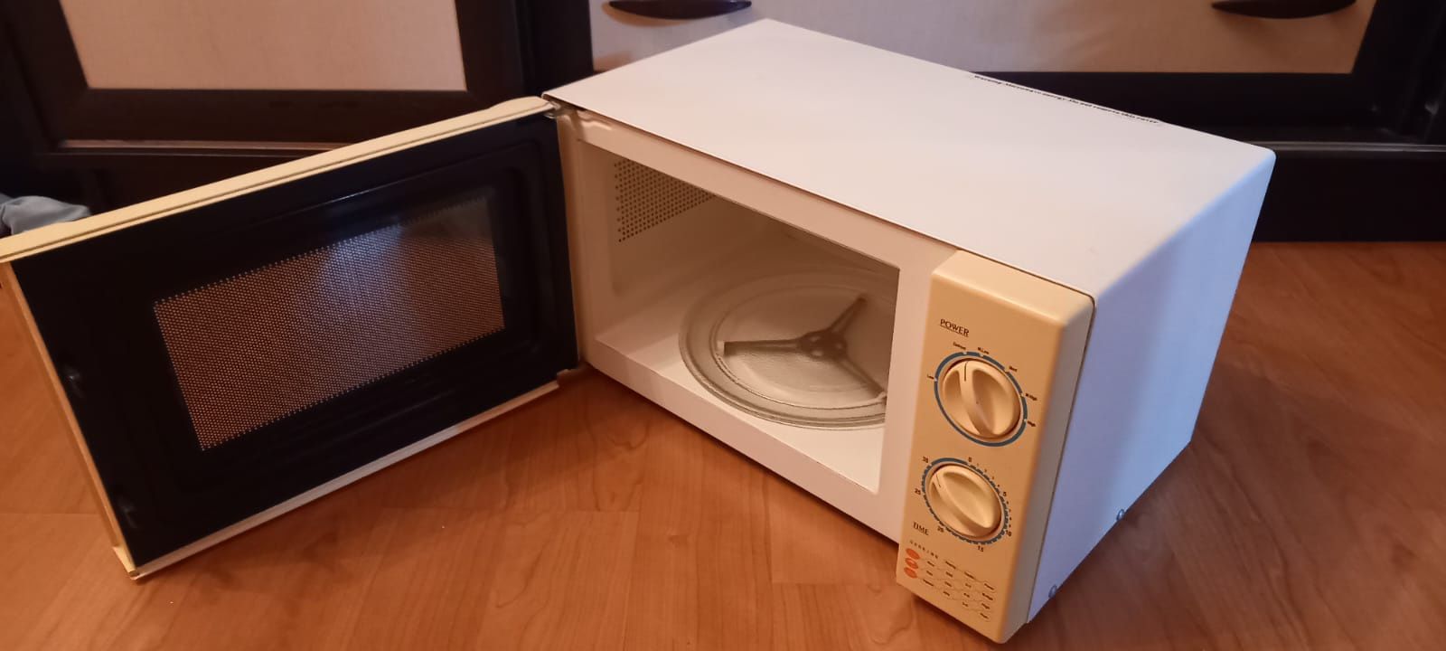 Микроволновую печь продам