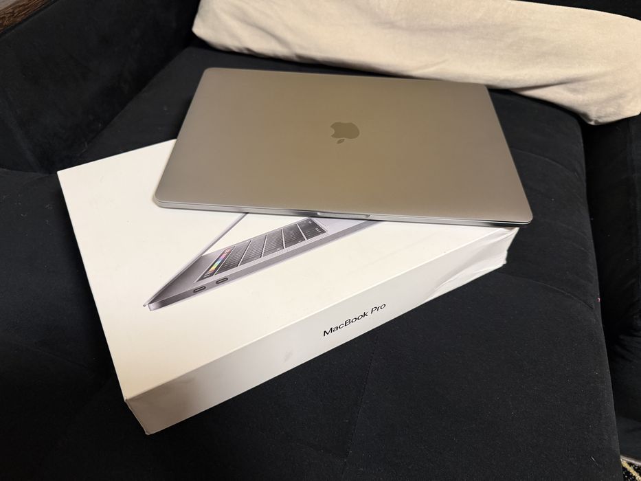 MacBook Pro 15” 2018 2.2GHz i7 256GB 16GB Като Нов!