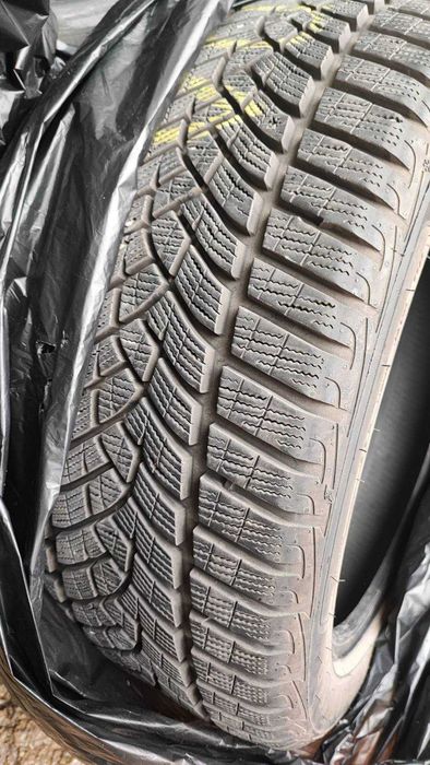 Зимни гуми 235/45 R18 Goodyear UltraGrip Performance