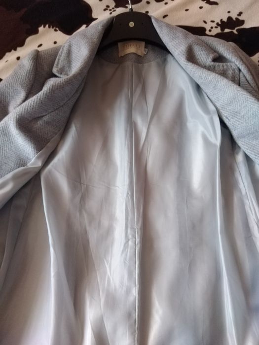 Тънко синьо палто.