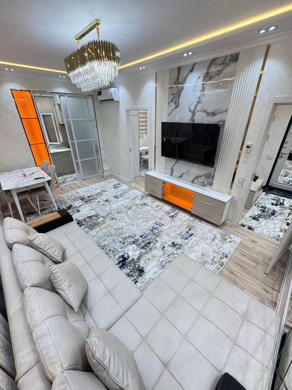 Продается квартира 
Чиланзар 8-квартал 
3*4/3/4. Переделн: 4
Квартира
