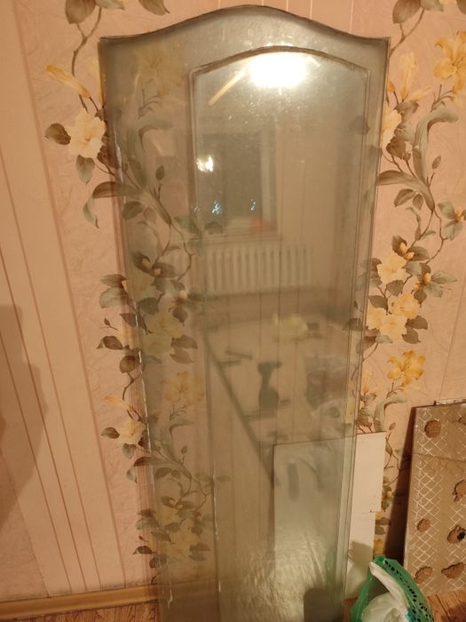 Продам стекло и уголок металлический б/у