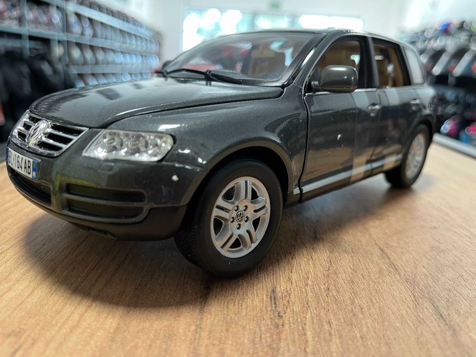 BBURAGO метален колекционерски модел количка  VW TOUAREG 2006 1:18