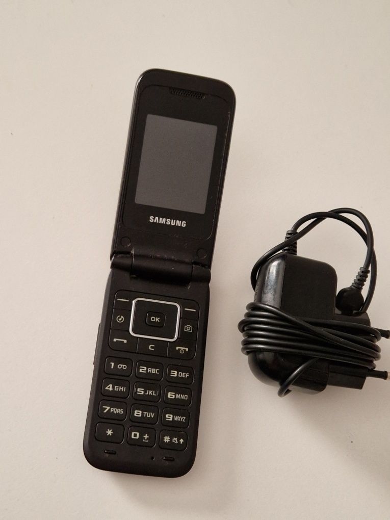 Super telefon cu clapeta  GT-E2530 cu incarcator original al lui.