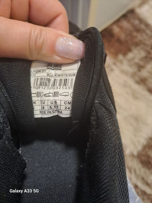 Vând  Adidași femei