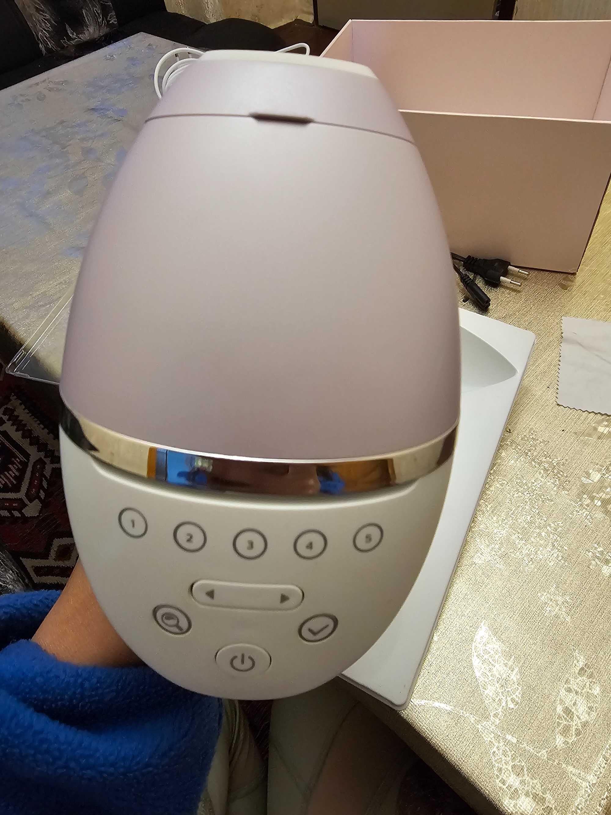 Фотоепилатор за обезкосмяване PHILIPS Lunes BRI947