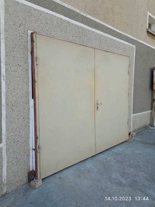 Желязна гаражна врата