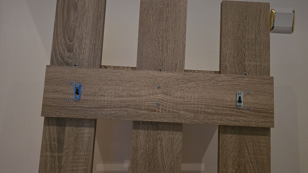 Закачалка за стена