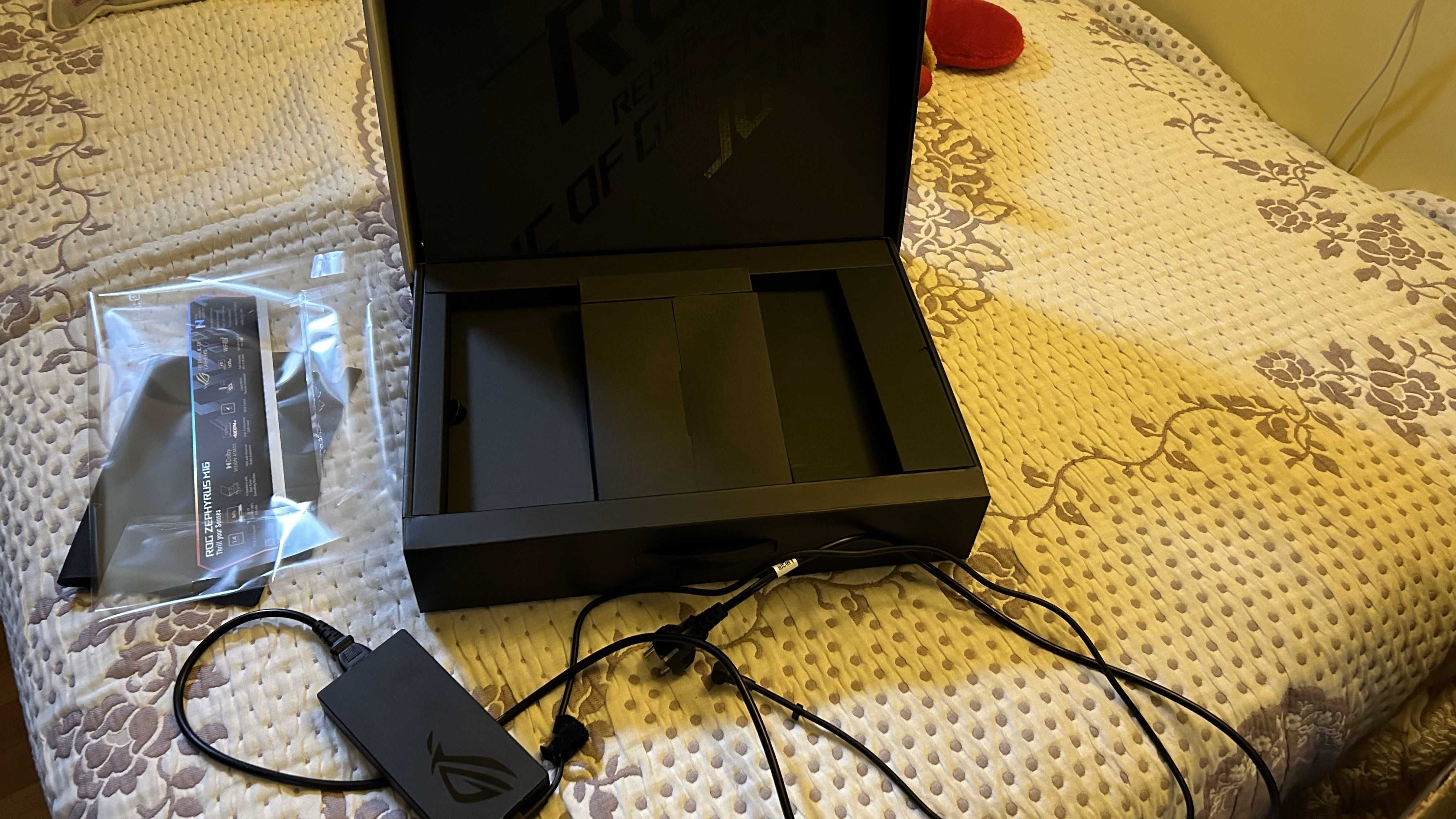 Vand laptop gaming Asus ROG Zephyrus M16 (2022)