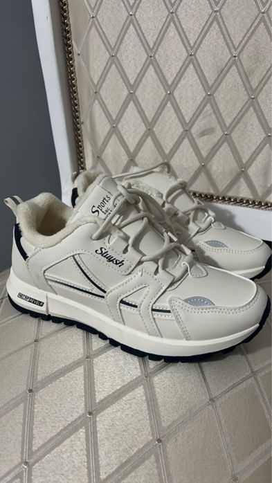 Продаются кроссовки зимние