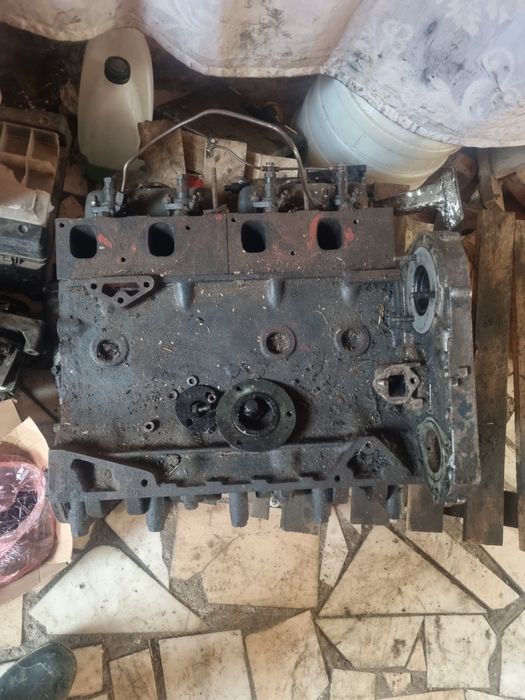 Vand sau schimb motor tractor in 4 pistoane