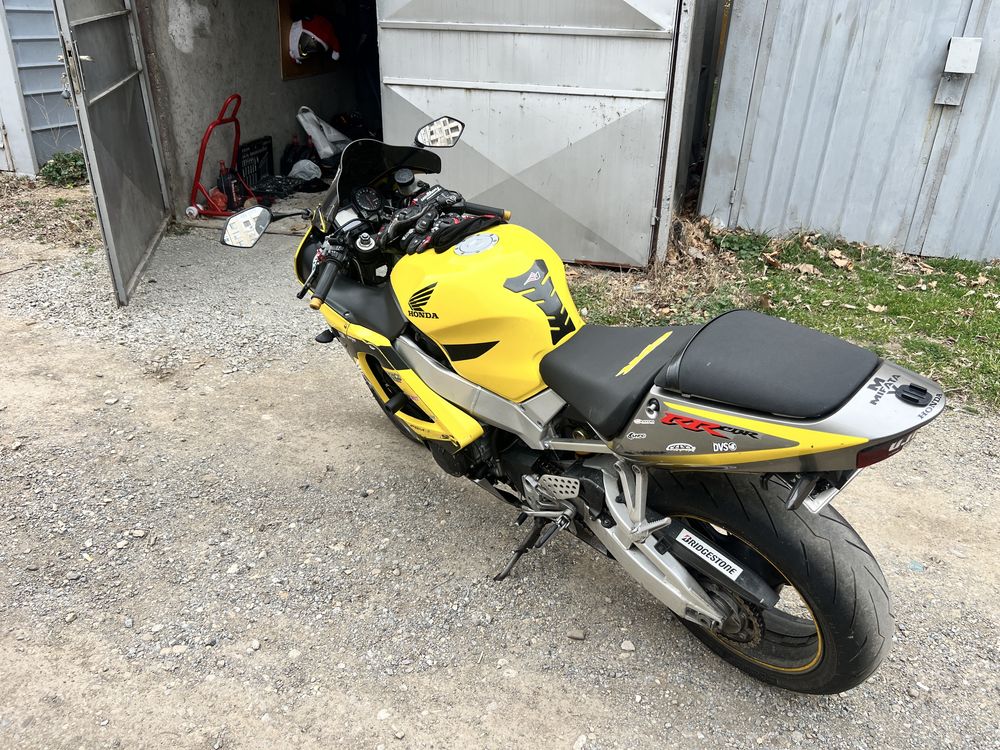 Honda 929. Пистак убит от каране ама не се дава