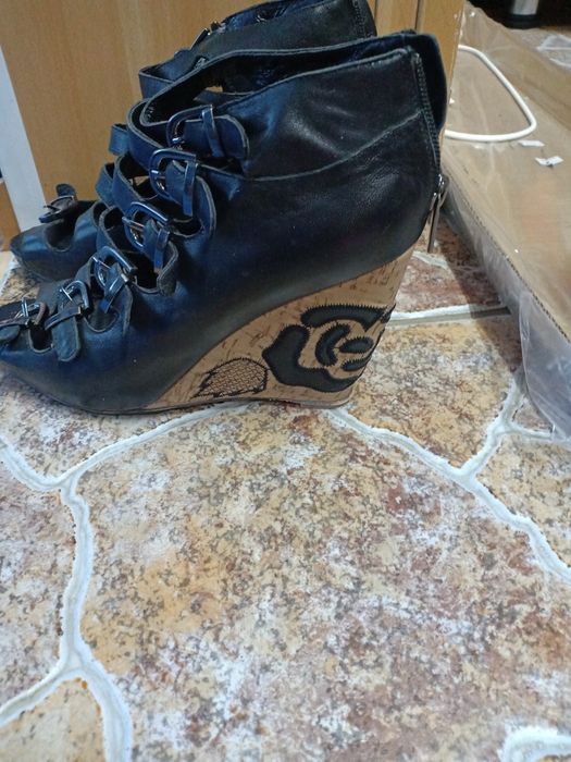 Продам босоножки,состояние отличное,кожеанные,платформа пробка.