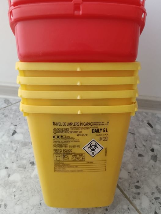 15 recipiente din plastic pentru Deșeuri medicale înțepătoare.