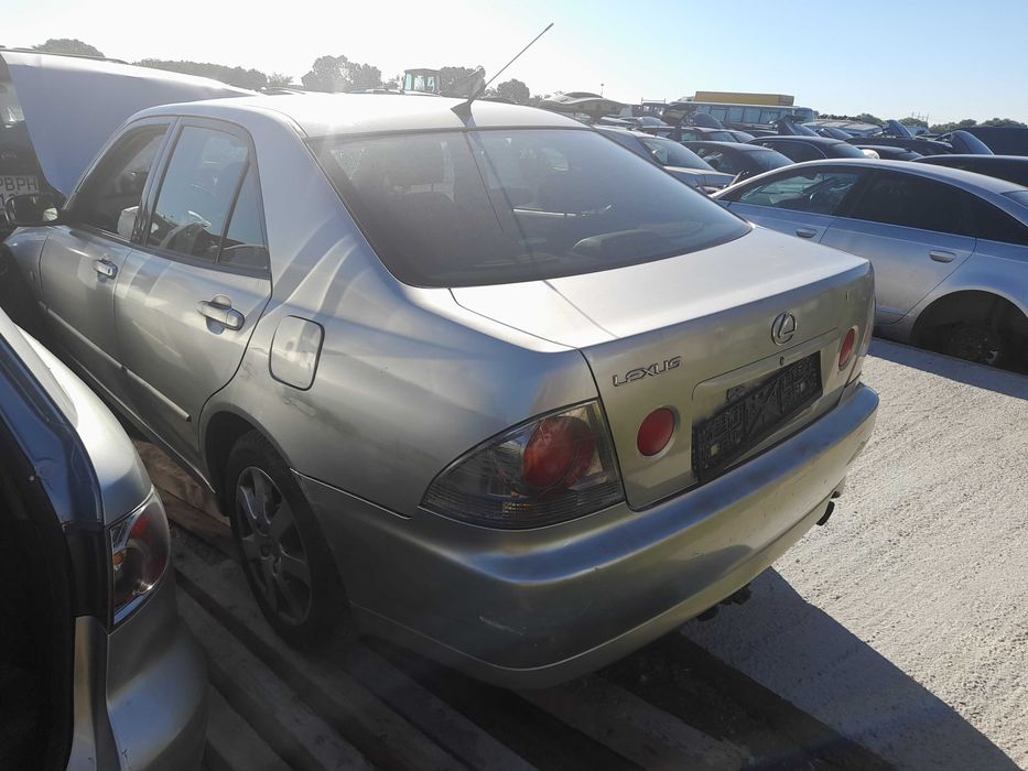 На части!  Lexus IS200 XE10
