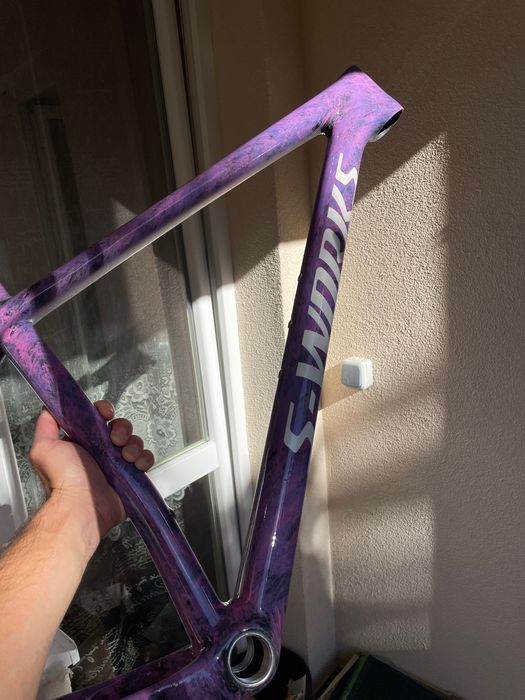 Карбонова рамка Epic рамер М пребоядисана