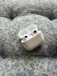 • Airpods  Generatia  3 • Gen 3