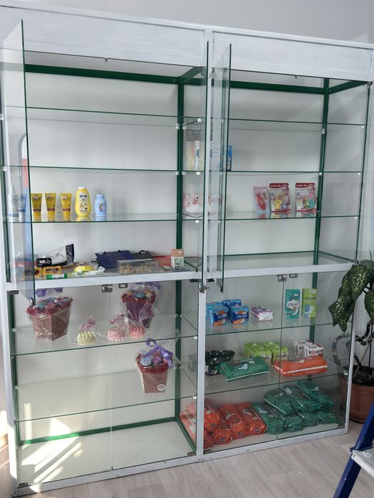 Шкафы, ветрины для аптек, магазинов.