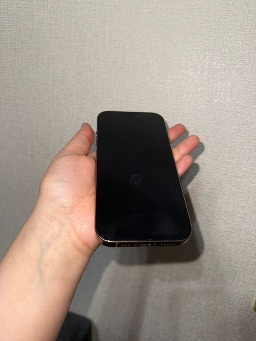 Iphone 16 pro 256 почти новый куплен за 650 коробка зарядка все есть